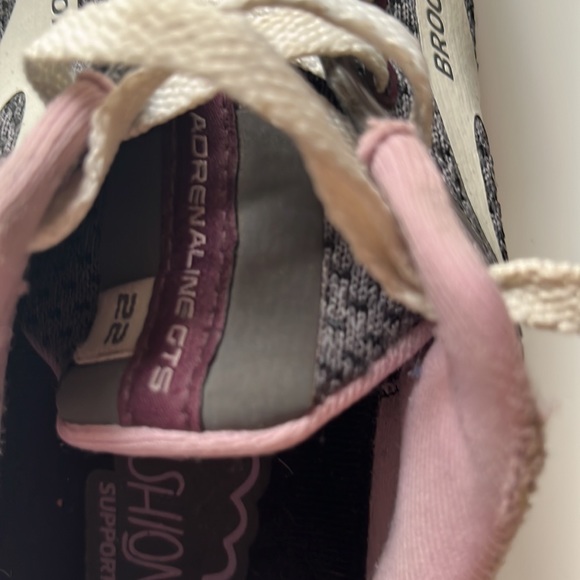 Brooks Adrenaline 22 in gray/lavender. Gently worn for walking only. SIZE 9 WIDE - Picture 8 of 8